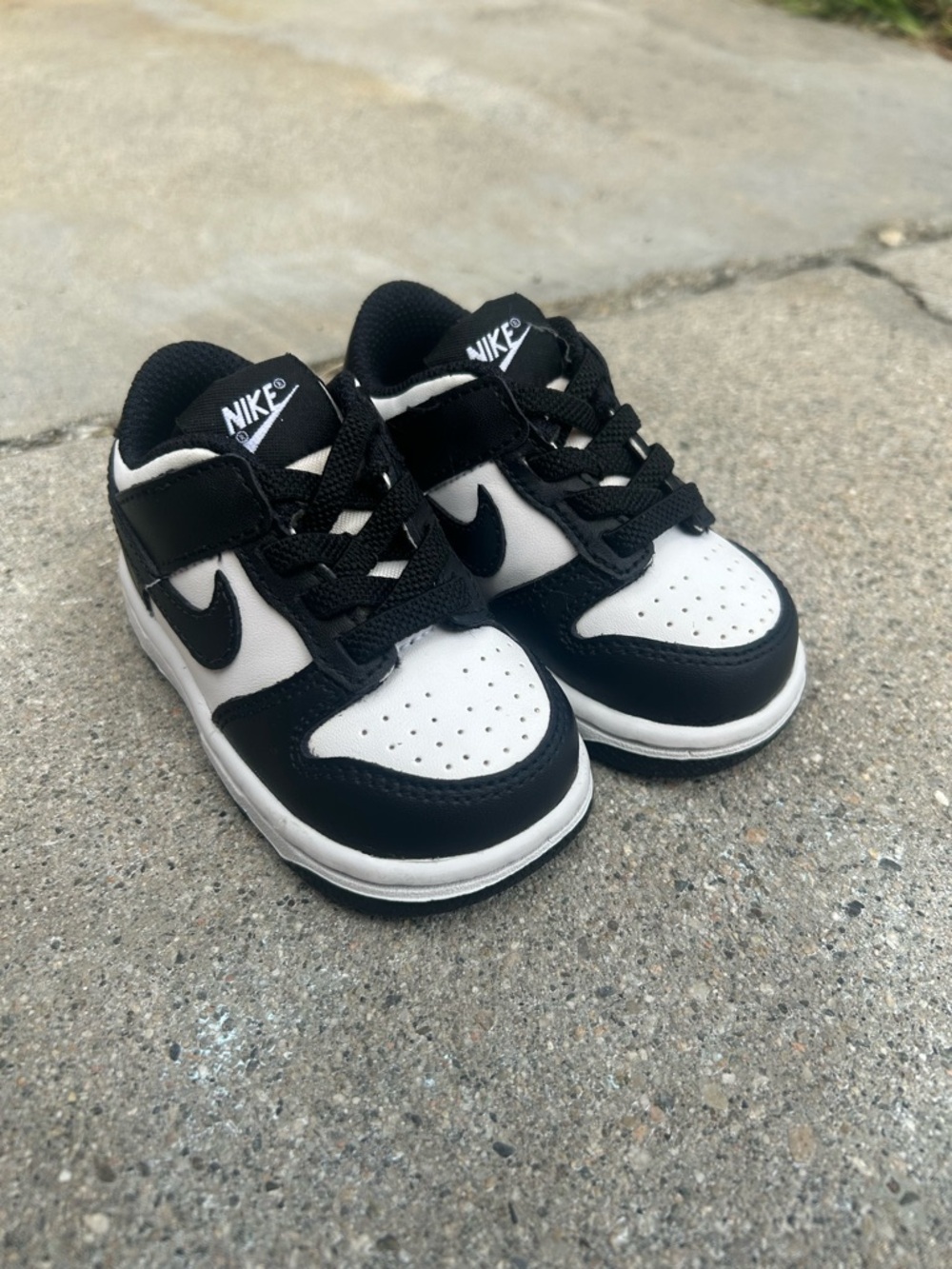 Nike TODDLER White & Black “Panda” Dunk Lows size 4C